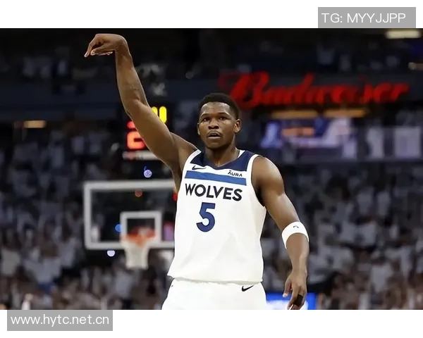 艾顿分享黑皮衣帅照展现独特魅力自律成就与众不同的能量